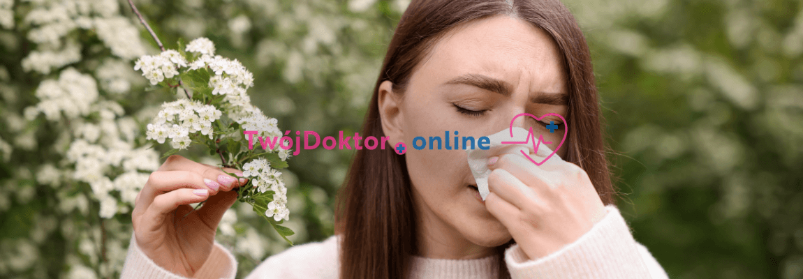 Kobieta kichająca w chusteczkę podczas kontaktu z kwitnącą rośliną – objawy alergii sezonowej.